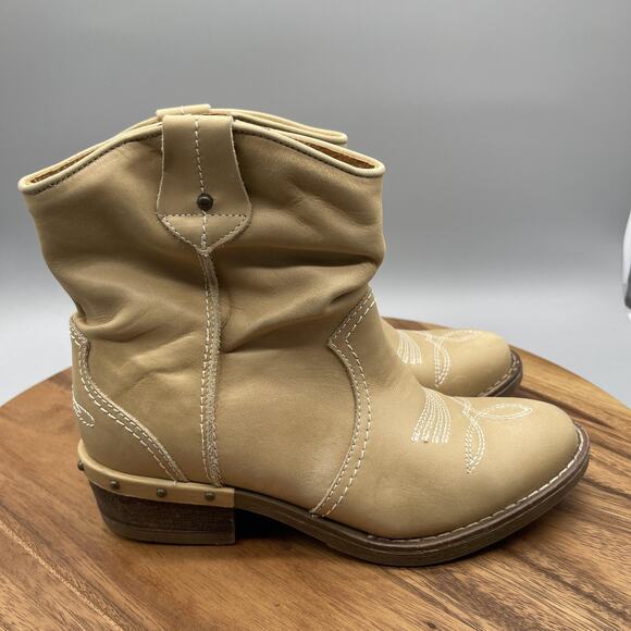 Sundance Etta Boots Womens 8.5 / 39 Tan Western Ankle Leather Zip Studded Bootie - Picture 1 of 8